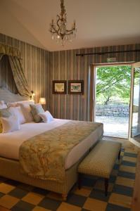 Cama ou camas em um quarto em Helguera Palacio Boutique & Antique