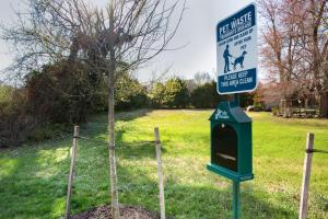 ein Schild für einen Hundepark mit einem Vogelhaus in der Unterkunft La Quinta Inn & Suites by Wyndham Manassas, VA- Dulles Airport in Manassas