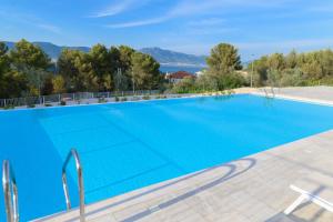 - une piscine dans une villa avec vue dans l'établissement Malo More Resort, à Trogir