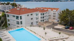 - une vue aérienne sur un grand immeuble avec piscine dans l'établissement Malo More Resort, à Trogir