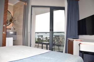 ein Hotelzimmer mit einem Bett und Blick auf einen Balkon in der Unterkunft Seaden Quality Resort & Spa Ultra All Inclusive in Side