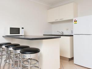 Una cocina o kitchenette en Matador Flat Pet Friendly Accommodation