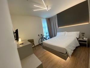 Tempat tidur dalam kamar di Fly Bike Hotel