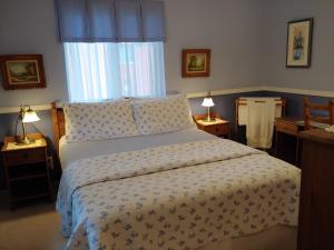 um quarto com uma cama, 2 candeeiros e uma janela em 3 Bedrooms 3 beds near metro -2 Parking Free em Montréal