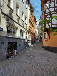 El barrio en el que está la casa de huéspedes o un barrio cercano