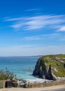 een uitzicht op de oceaan vanaf een klif bij OYO Newquay Beach Hotel in Newquay