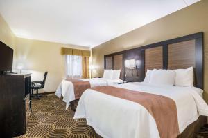 Giường trong phòng chung tại Quality Inn & Suites Florence - Cincinnati South