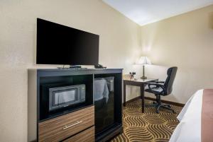 Nhà bếp/bếp nhỏ tại Quality Inn & Suites Florence - Cincinnati South