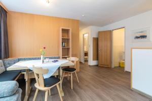 sala de estar con mesa y sofá en Appartement Haus Zalim, en Brand