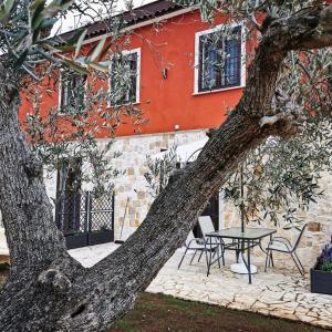 un arbre avec une table devant un bâtiment dans l'établissement Il Sentiero di Leano, à Terracine