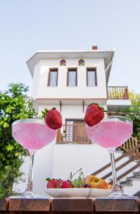 dois copos cheios de morangos e um prato de fruta em Aegean Blue - Villas Stivachtis em Agios Ioannis Pelio