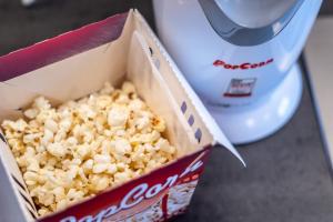 una scatola di popcorn accanto a un trasformatore alimentare di Luxury Studio In the EU Area a Bruxelles