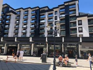 Leute, die vor einem großen Gebäude laufen in der Unterkunft Ladybird Inn in Chamonix-Mont-Blanc