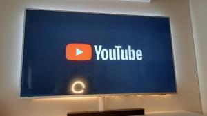 un grande schermo televisivo con il logo su YouTube di Luxury Studio In the EU Area a Bruxelles