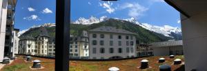 einen Blick aus dem Fenster einer Stadt mit Bergen in der Unterkunft Ladybird Inn in Chamonix-Mont-Blanc