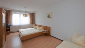 Giường trong phòng chung tại Alpha Apparthotel leipzig-Rötha