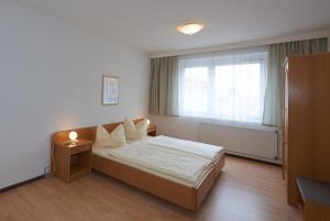 Giường trong phòng chung tại Alpha Apparthotel leipzig-Rötha