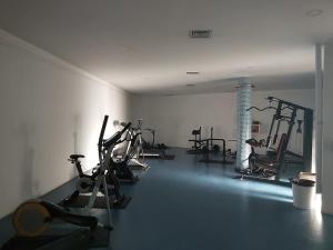 een fitnessruimte met diverse hometrainers in een kamer bij Sunset Village Apartment - Brisa Da Ericeira in Ericeira