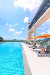 Swimming pool sa o malapit sa Hilltop Wellness Resort