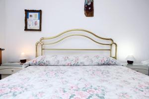 Giường trong phòng chung tại Rooms Torcello - with shared bathroom