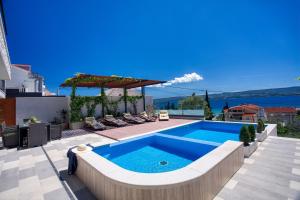 Piscina a LUXURY VILLA PARADISE 120m from sandy beach, heated pool, billiard, max 12 pax o a prop