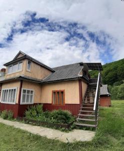 una casa con una escalera delante de ella en Barlig, en Yaremche