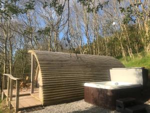 een sauna en een bad in de tuin bij Sutor Coops The Den with Hot Tub in Cromarty