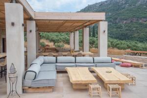 a living room with a couch and a table at Brazzo di Maina in Oítilon