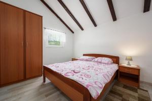 een slaapkamer met een bed met roze kussens erop bij AMORE house with apartment in Umag