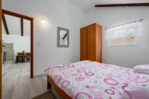 een slaapkamer met een bed en een houten kast bij AMORE house with apartment in Umag