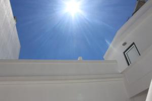 eine Sonne, die über einer weißen Decke im Himmel leuchtet in der Unterkunft Casa Algarbe in Faro