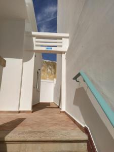 eine Treppe in einem weißen Gebäude mit blauer Decke in der Unterkunft Casa Algarbe in Faro