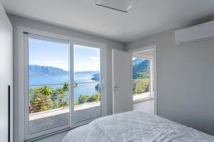 um quarto com uma cama e vista para a água em Ilfico em Cannero Riviera