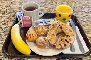 - un plateau de petit-déjeuner avec une banane et une tasse de café dans l'établissement Oasis Guest House, à Boston