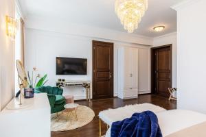 Un televizor și/sau centru de divertisment la HOLT Old Town One Bedroom Apartments