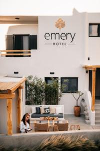 ナクソス・コラにあるEmery Hotelのホテル前のパティオに座る女性