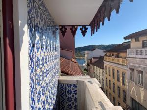 - une vue depuis le balcon d'un bâtiment revêtu de carrelage bleu et blanc dans l'établissement Pharmacia GuestHouse, à Coimbra