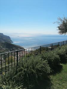 une clôture sur une colline avec l'océan en arrière-plan dans l'établissement Villa Gelsomina, à Ravello