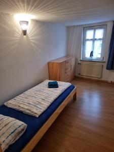 A bed or beds in a room at Ferienhaus Wernigerode "Am Schlossbühel" 5 Schlafzimmer