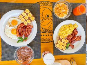 ein Tisch mit zwei Tellern Frühstücksprodukt drauf in der Unterkunft Parrot Resort Moalboal in Moalboal