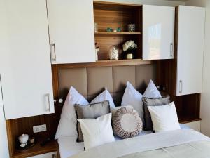 Una cama o camas en una habitación de mariTIME deluxe