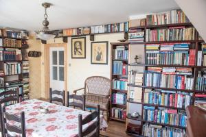 una sala da pranzo con librerie piene di libri di Noclegi u Ewy a Witów