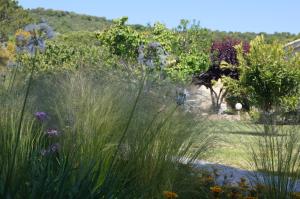 Taman di luar Les Jardins De Santa Giulia - Charmante chambre d'hôte