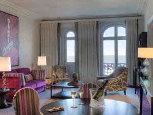 Гостиная зона в Le Grand Hotel de Cabourg - MGallery Hotel Collection