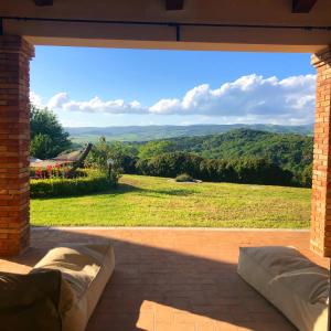 sala de estar con vistas a un campo verde en Saturnia Country Villas, en Saturnia