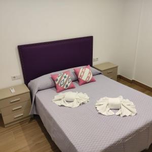 Rúm í herbergi á Apartamentos Costa de la Luz Béjar 28-30