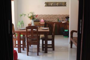 a dining room table and chairs in a kitchen at Jukung Villas Kuta in Kuta