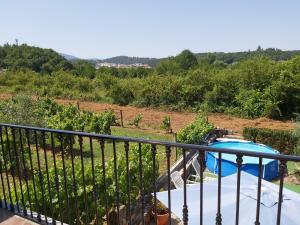 a balcony with a view of a vineyard at Casa de Alagoa in Arganil