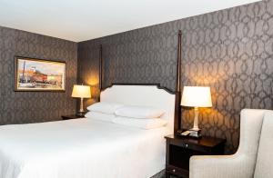 een hotelkamer met een bed en een stoel bij Historic Inns of Annapolis in Annapolis