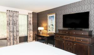 een slaapkamer met een bed en een flatscreen-tv bij Historic Inns of Annapolis in Annapolis